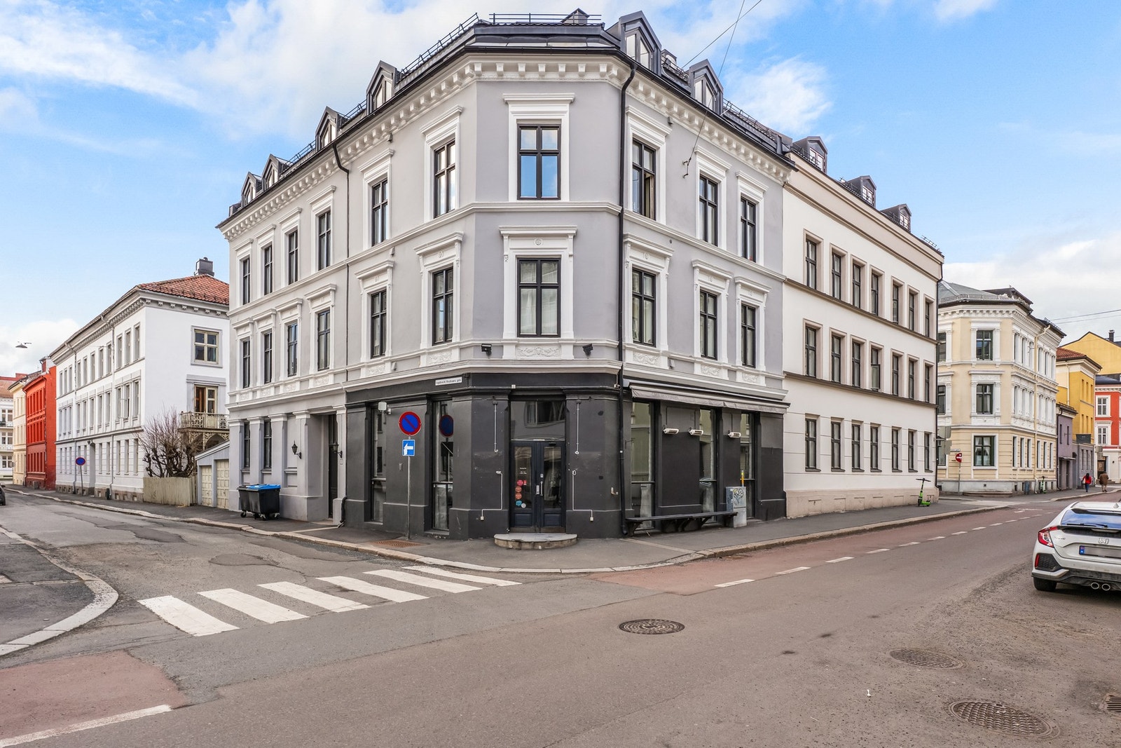 Boligen befinner seg i en rolig, enveiskjørt gate, men samtidig få skritt unna Bogstadveien og et pulserende byliv Galleribilde
