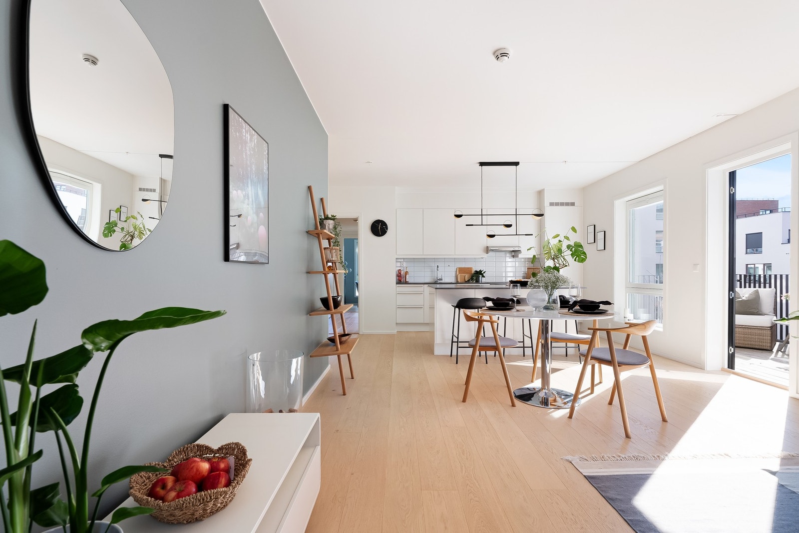 Fyring og varmtvann (a-konto), samt TV/internett er inkludert i de månedlige felleskostnadene. Galleribilde