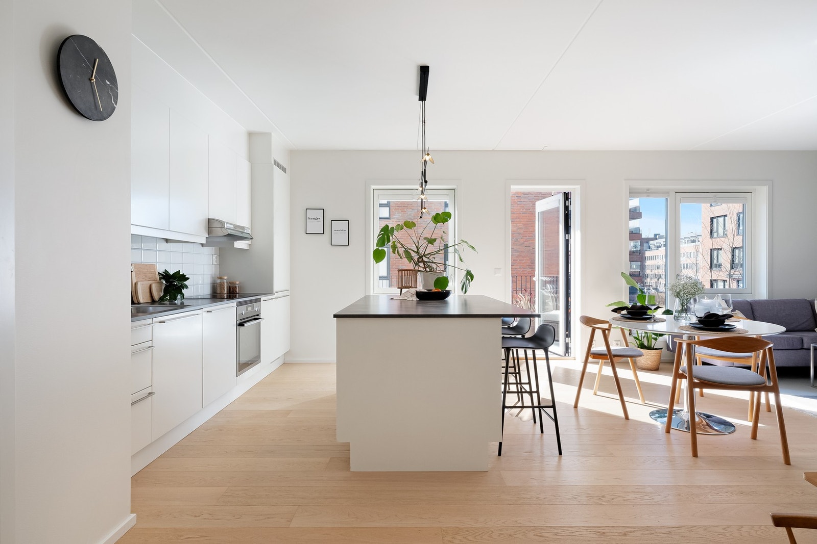Lys og stilren innredning med glatte fronter og benkeplate i laminat. Galleribilde