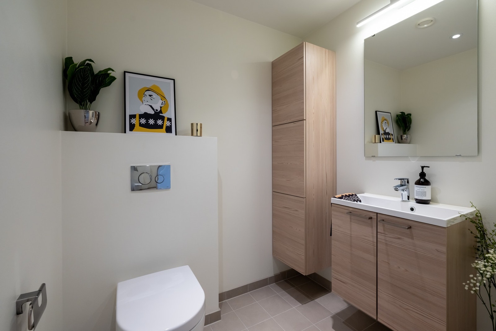 På badet er det naturligvis også opplegg og plass for både vaskemaskin og tørketrommel. Galleribilde