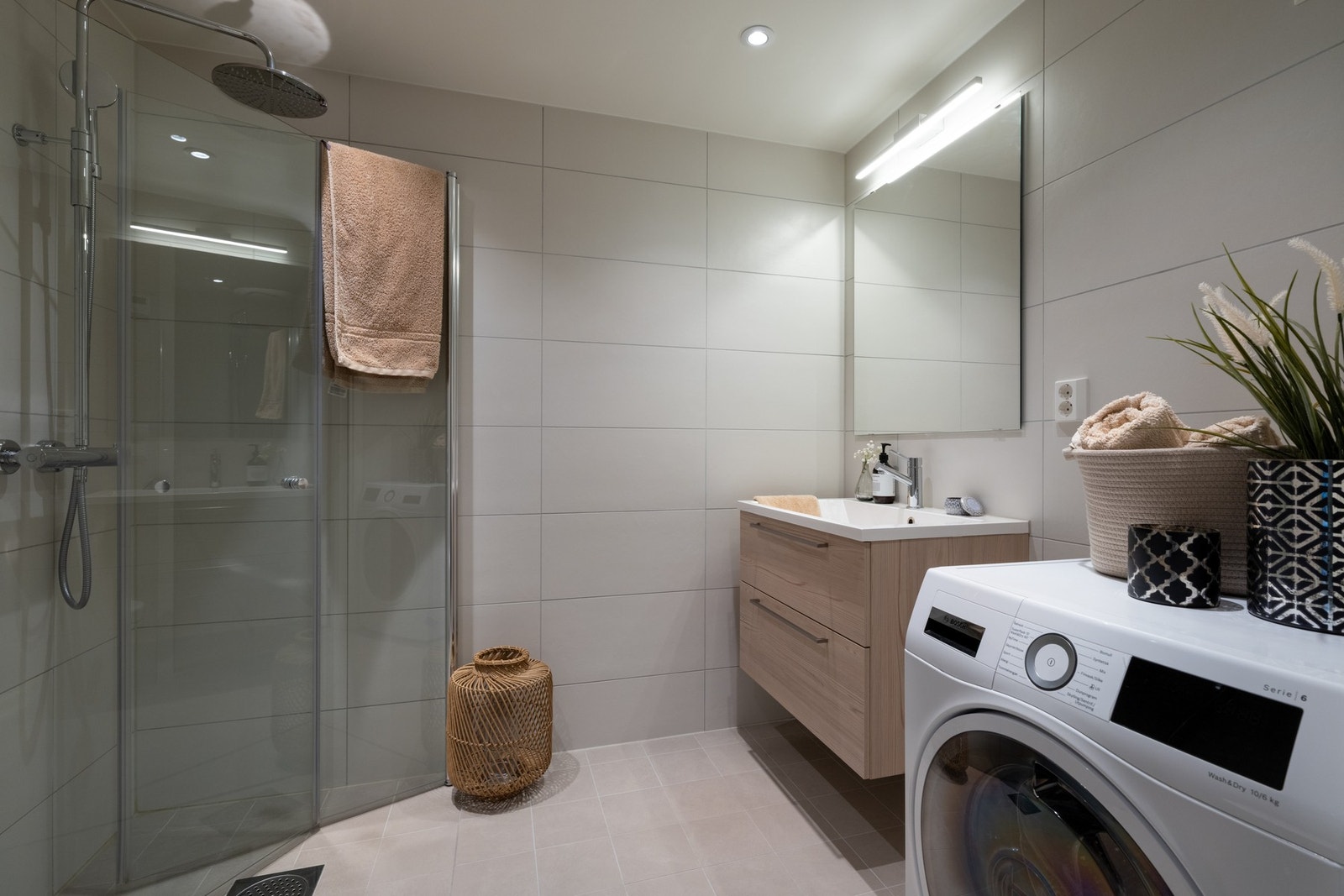 Boligens baderom er delikat og flislagt med varme i gulv og downlights i himling. Galleribilde