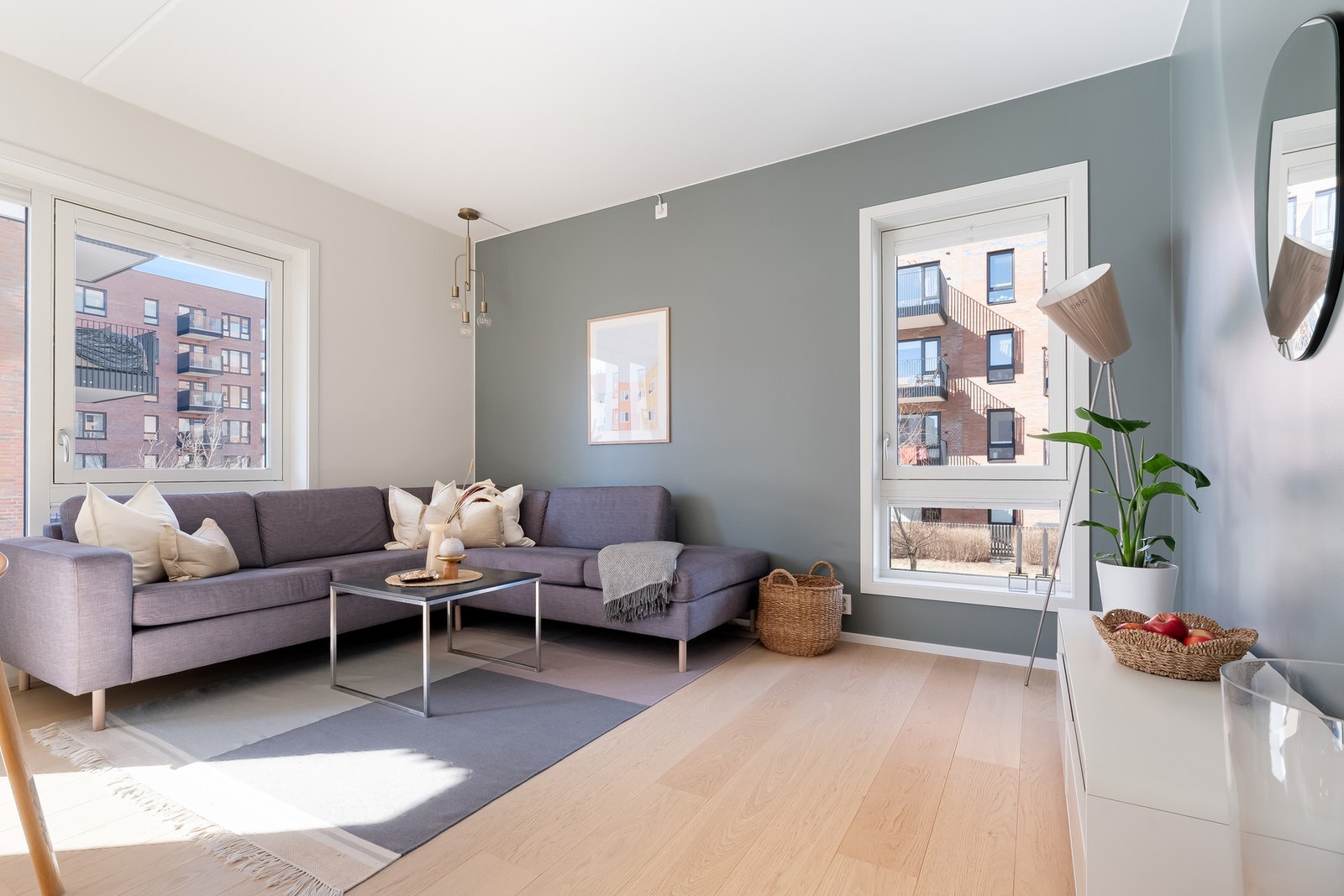 Stuen har naturlig sone for plassering av både sofa med tilhørende møblement. Galleribilde