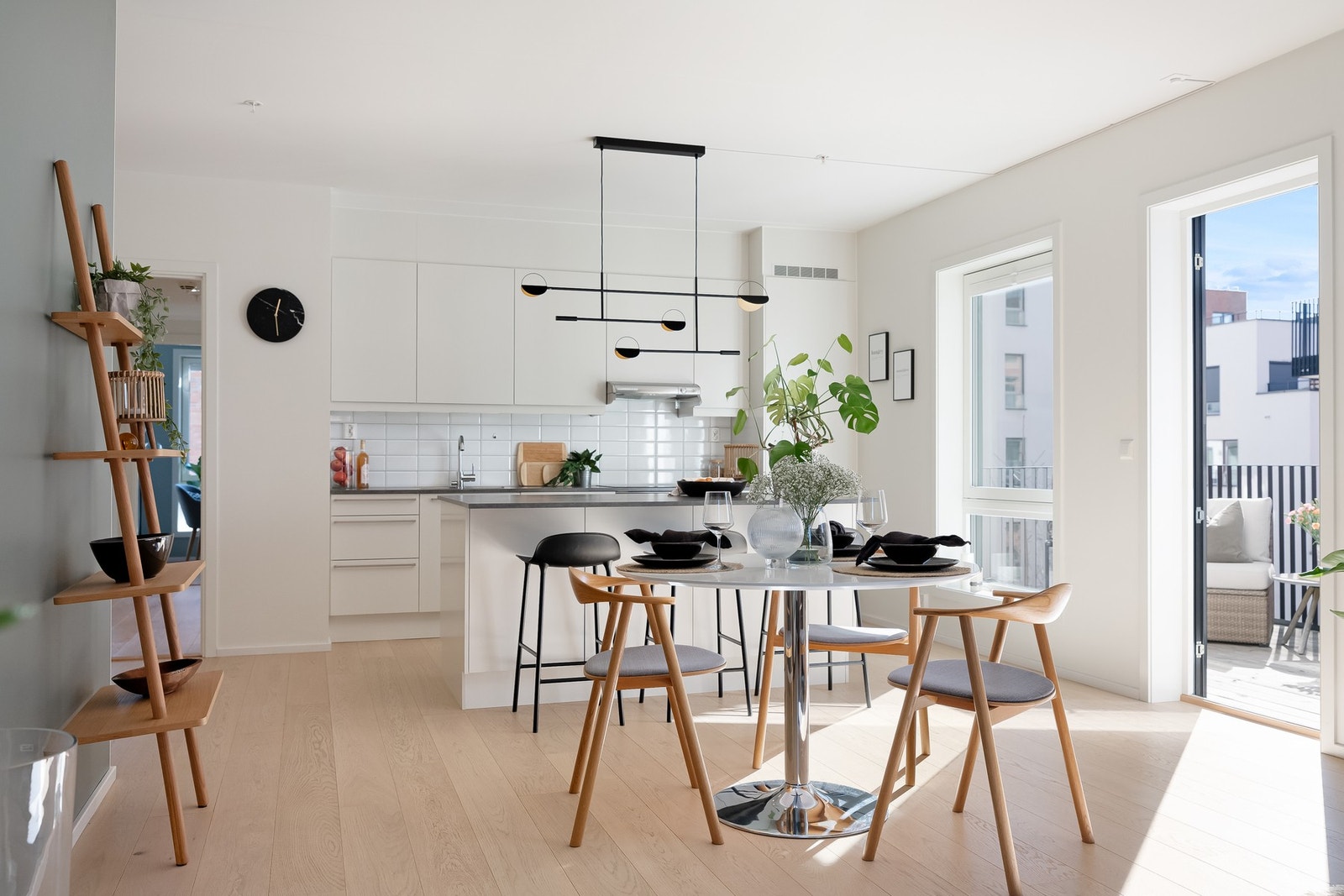 Naturlig plass til spisebord hvor du kan samle venner og familie til hyggelige lag! Galleribilde