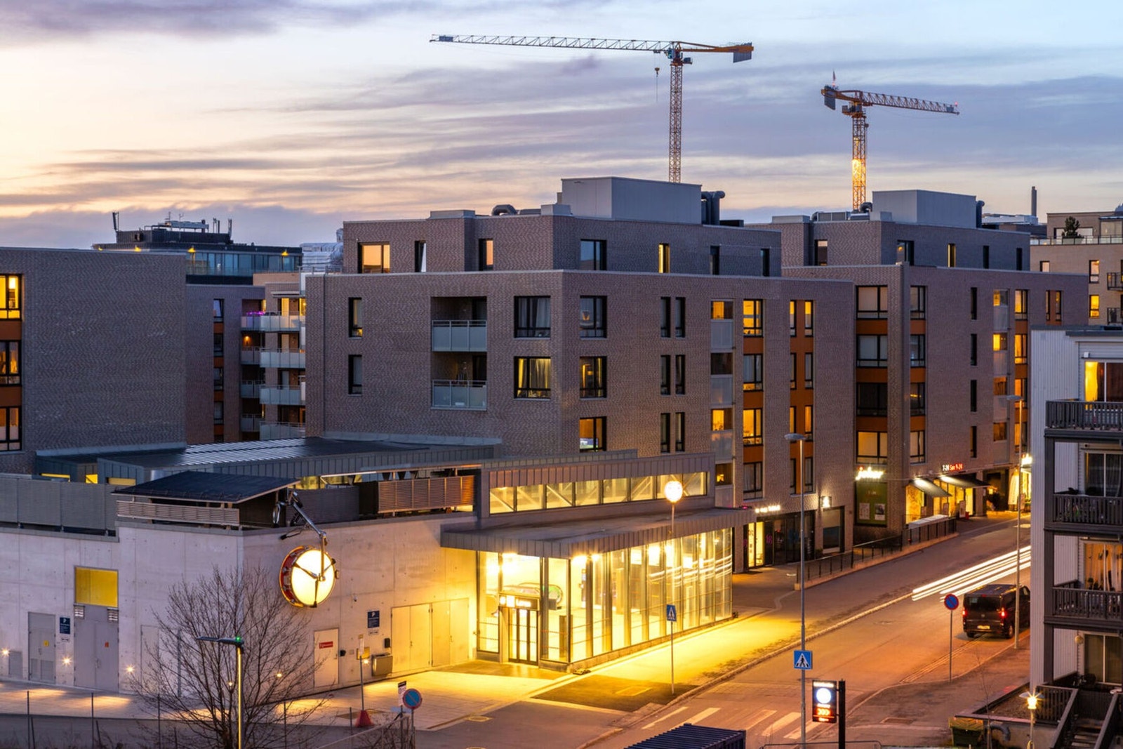 Det er kun noen få minutters gange til Løren T-bane som tar deg inn mot byen fra vest (via Nydalen). Det er også kort vei til Hasle T-bane som enkelt tar deg inn til sentrum. Galleribilde