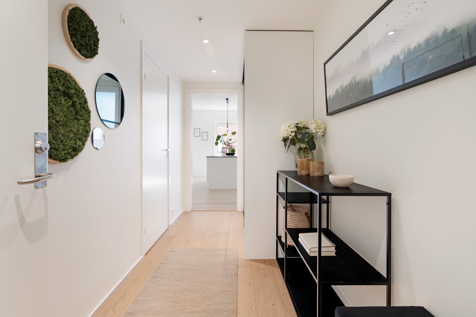 Her er det en praktisk skyvedørsgarderobe med speilfronter, samt fin plass for blant annet knaggrekker, skostativ og speil. Galleribilde
