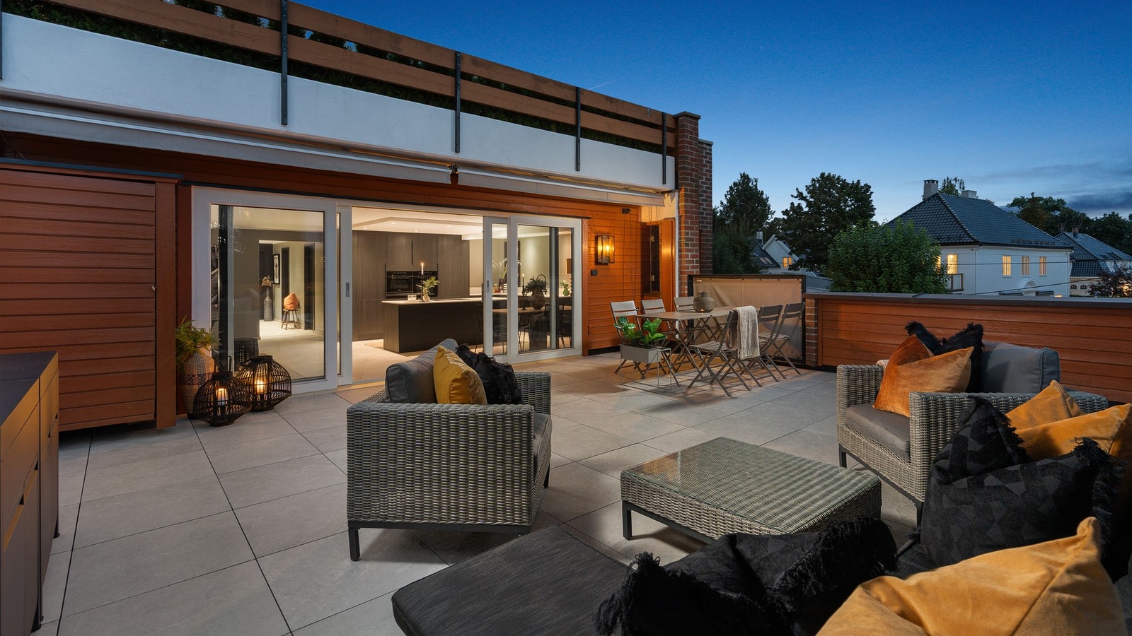 Med ca. 43 kvm uteplass å boltre seg på, kan man innrede i mange soner og få plass til både storfamilien og mange gjester. Galleribilde