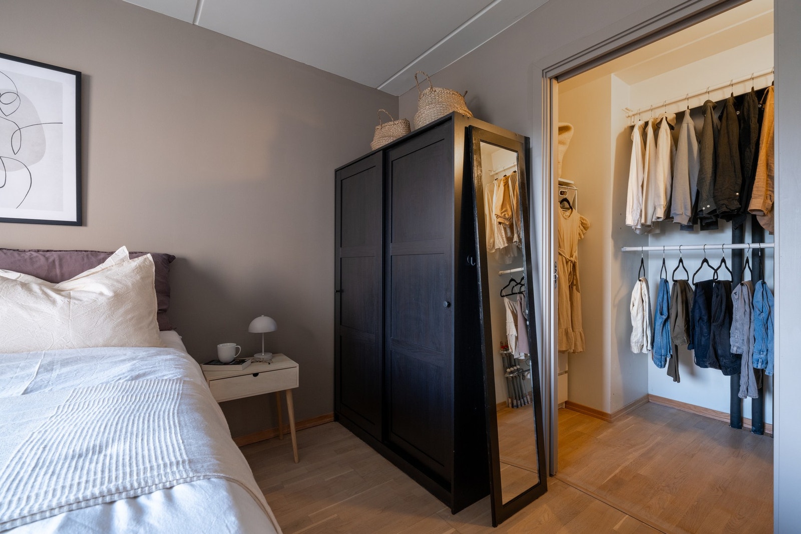 Garderobeskapet medfølger. Galleribilde