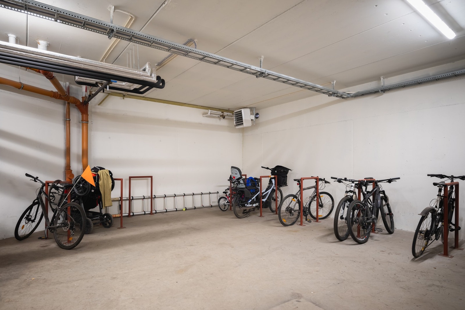 Felles sykkelparkering. Galleribilde