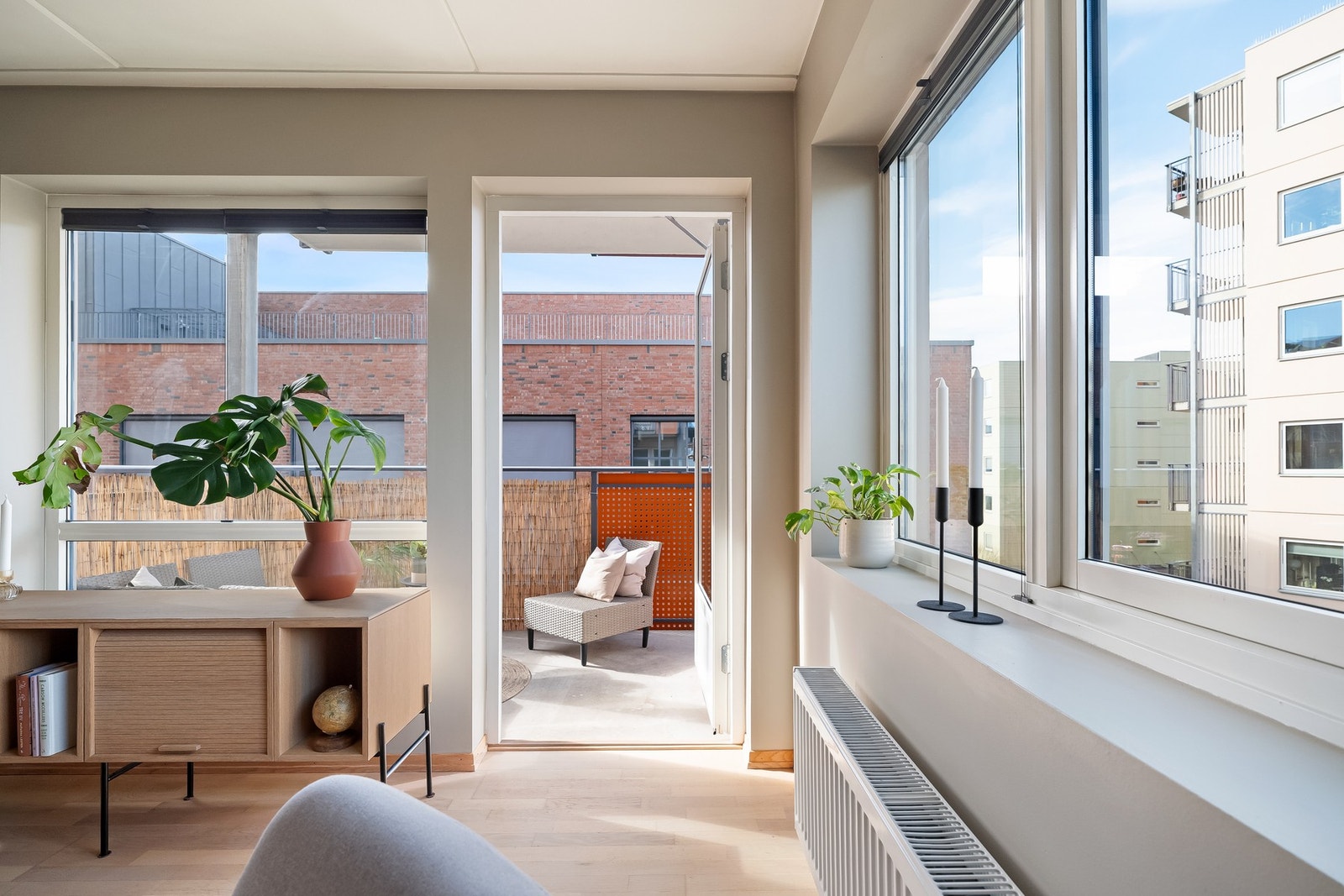 På sommeren vil uteplassen oppleves som en ekstra stue hvor balkongdøren for det meste vil stå åpen. Galleribilde