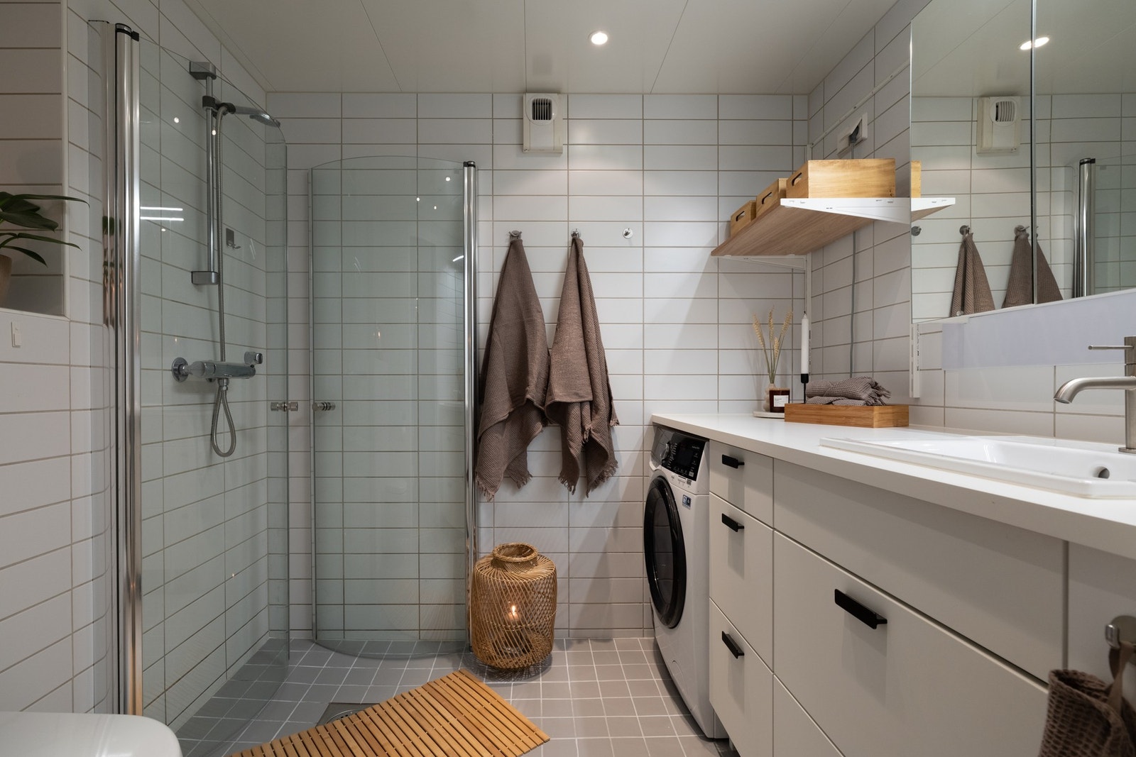 Boligens baderom er bygget opp med lyse fliser, gulvvarme og downlights i himling. Det er opplegg for vaskemaskin. Galleribilde