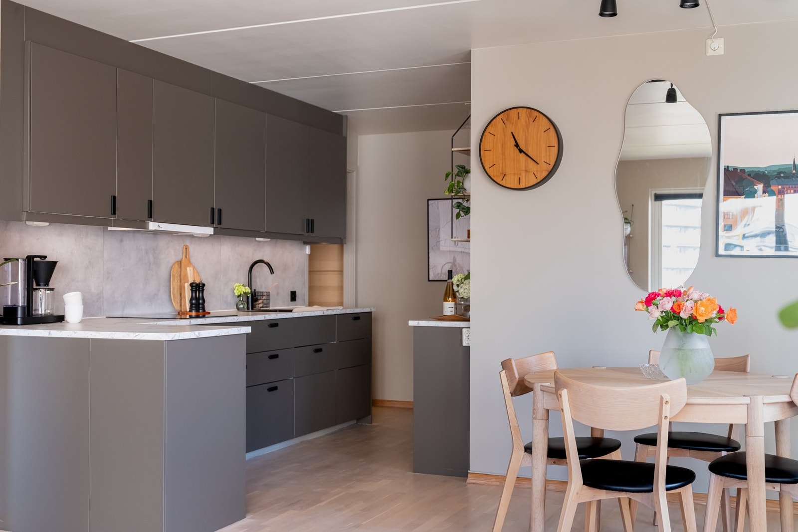 Boligens IKEA-kjøkken fra 2025 er like lekkert som det er praktisk. Galleribilde