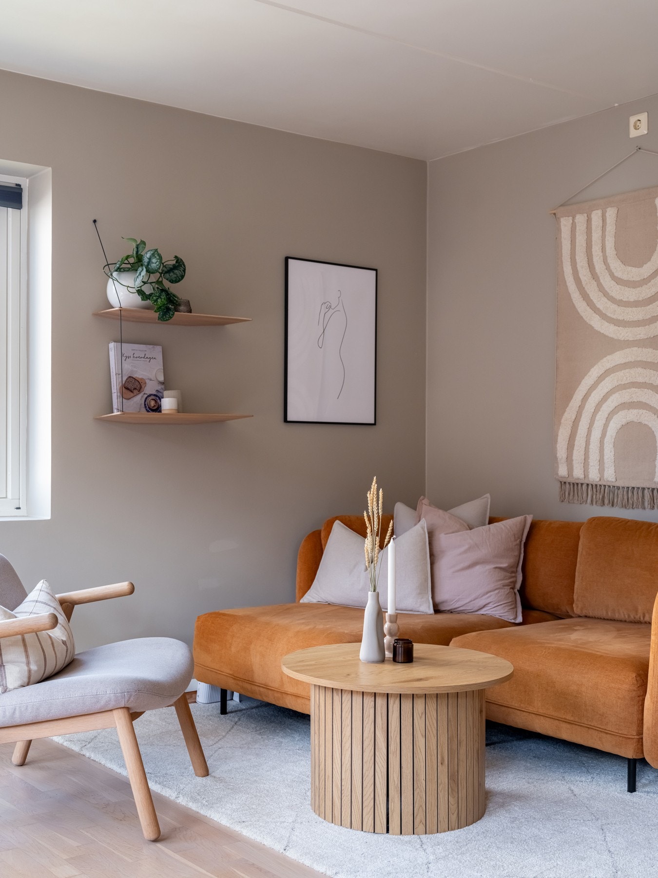 God plass for sofa, salongbord og tilhørende mediemøblement. Galleribilde