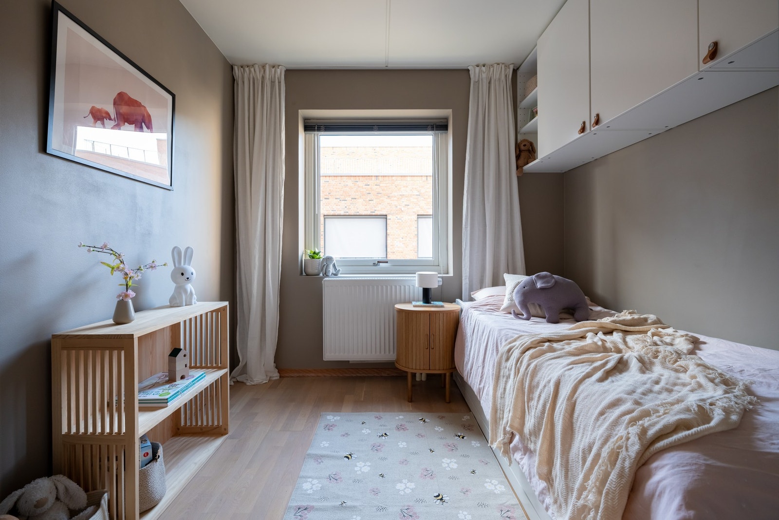 Soverom to er noe mindre, men likevel med fin plass for seng og oppbevaringsmøblement. Galleribilde