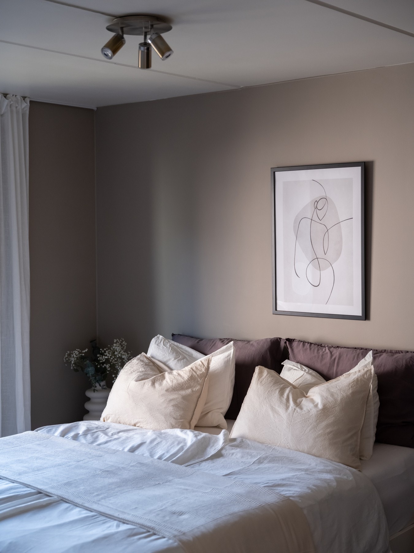 Hovedsoverommet har god plass til dobbeltseng og nattbord. Galleribilde