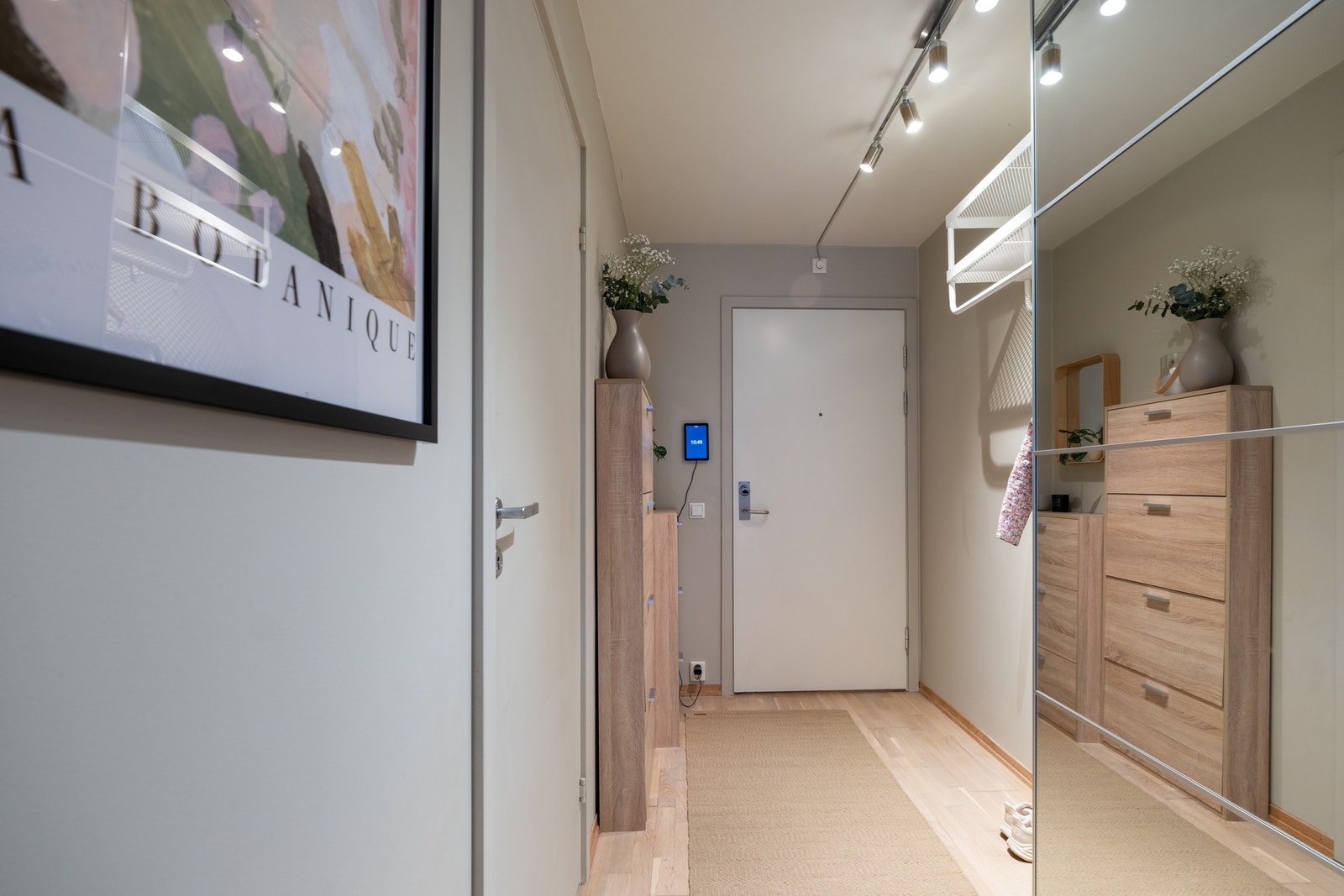 Entréen gir et godt førsteinntrykk av boligen. Galleribilde