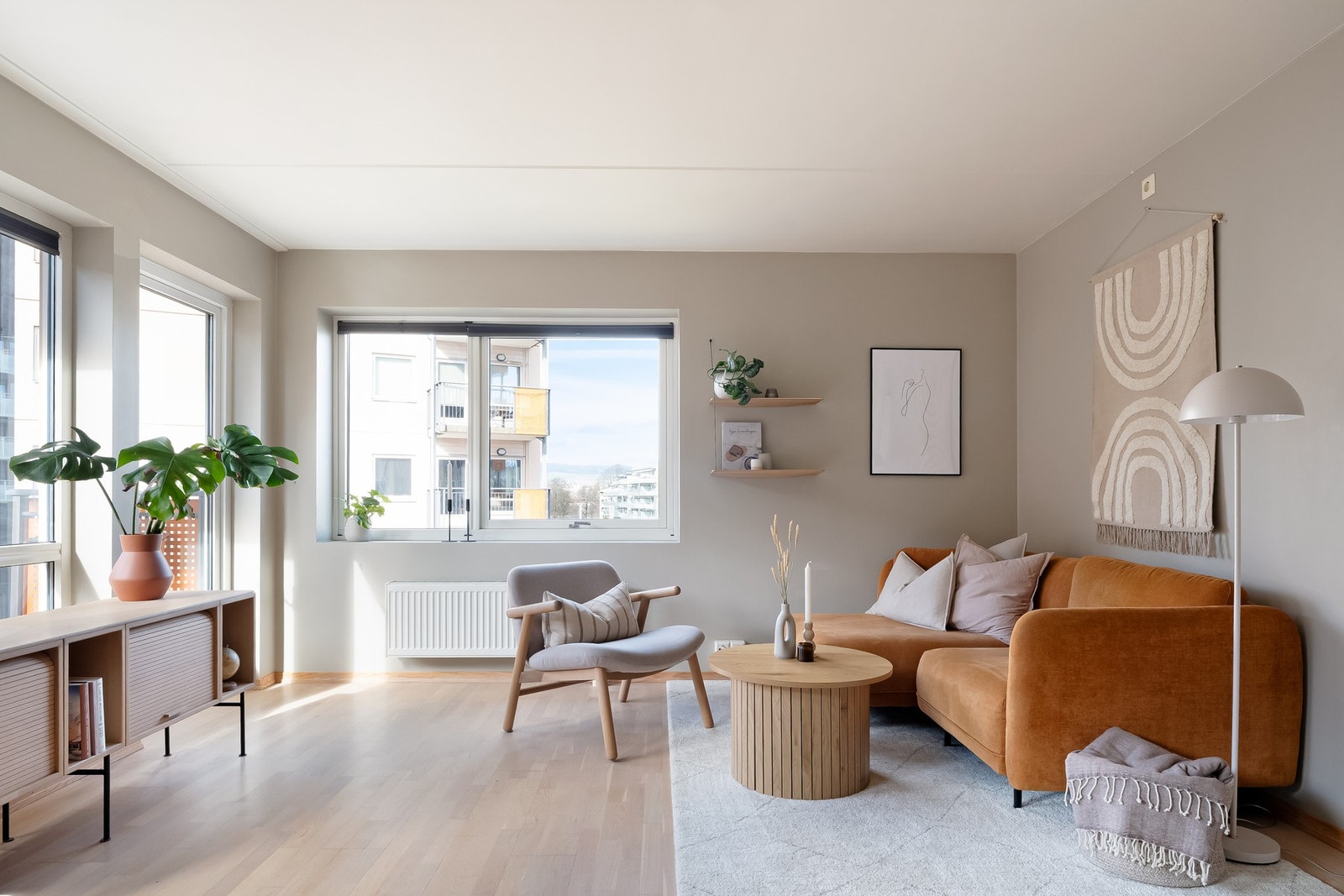 Boligen oppleves moderne og tiltalende med delikate fargevalg på vegger. Galleribilde