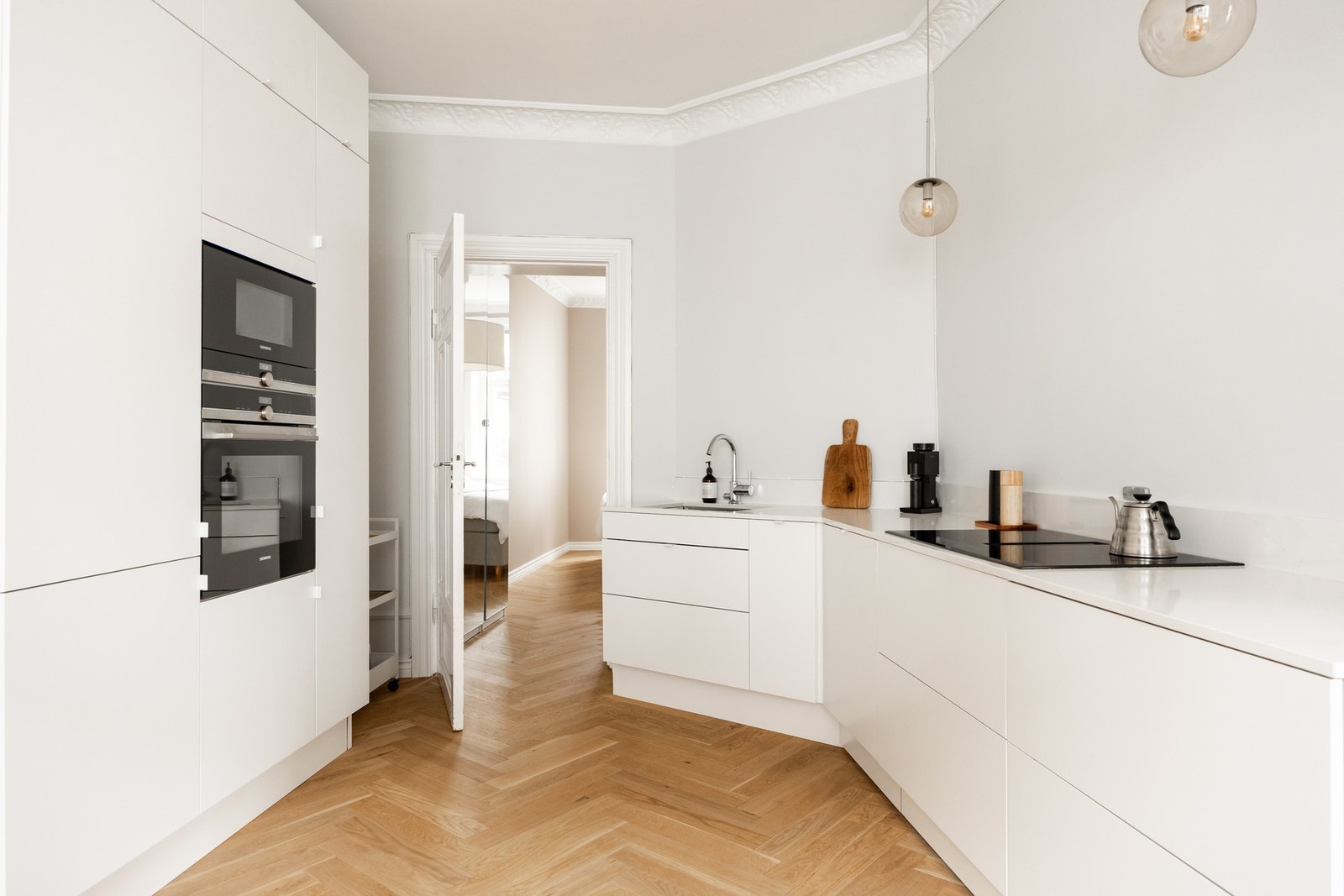 Sosialt og luftig kjøkken med praktiske løsninger samt godt med både skap- og benkeplass. Galleribilde