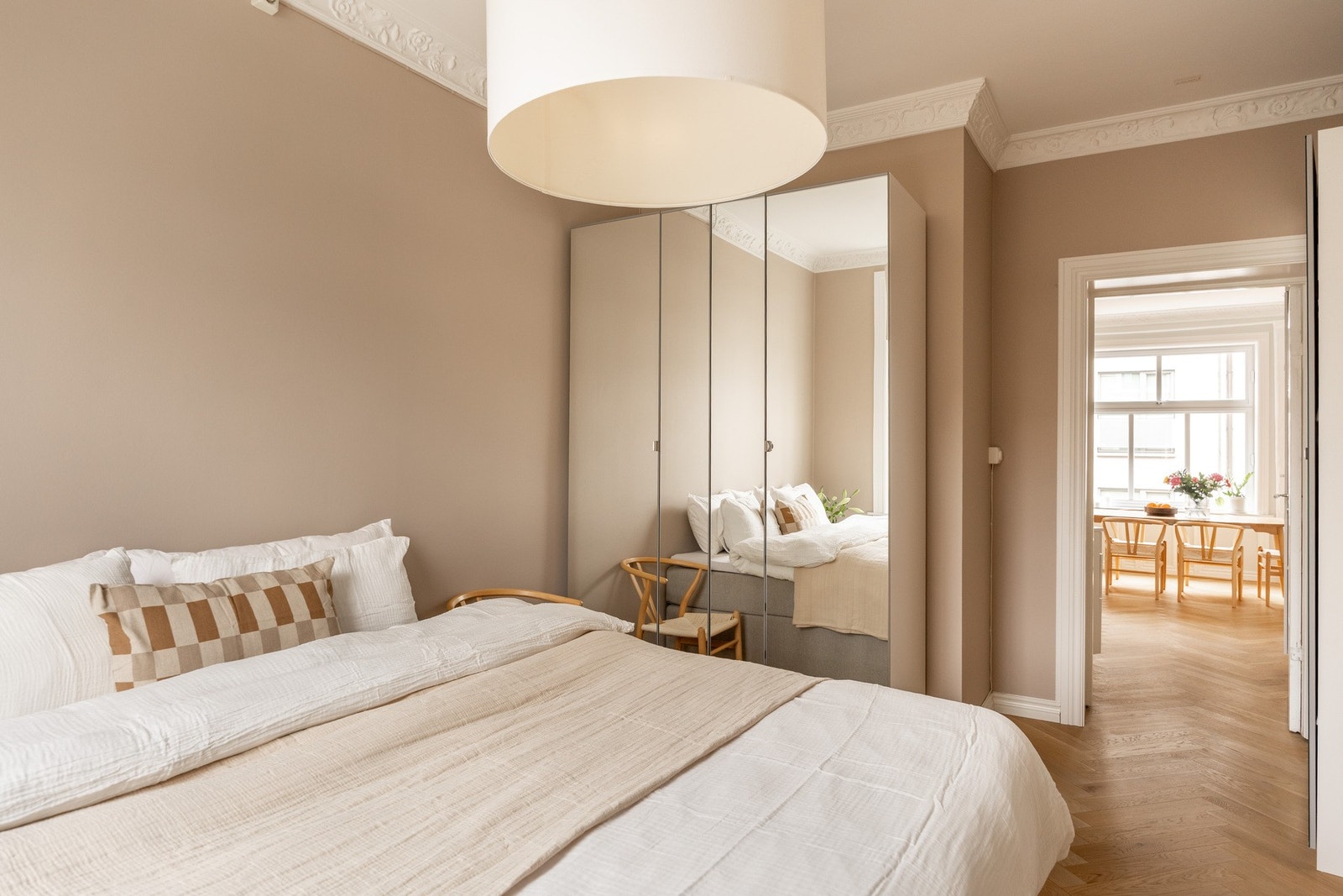 Begge soverommene er vendt mot rolig bakgård. Galleribilde