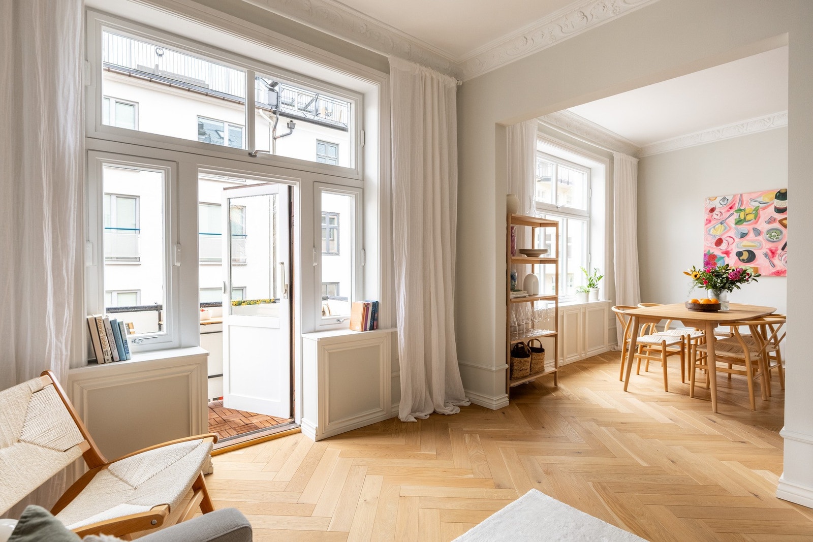 En gjennomgående planløsning med mye naturlig lys utover fiskebensparketten. Galleribilde