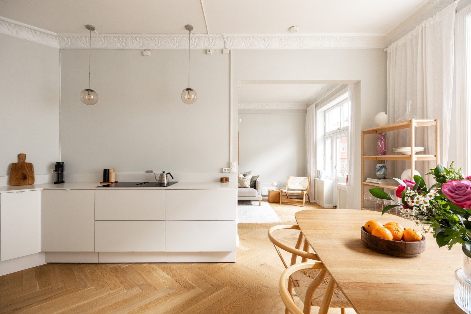 Hellimt fiskebensgulv fra Gude Gulv i Herringbone. Galleribilde