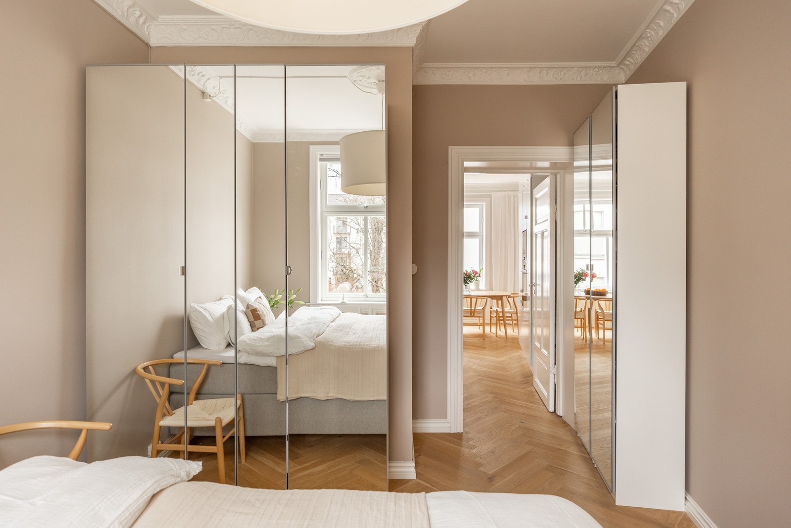 Innredet med stor garderobeløsning. Galleribilde