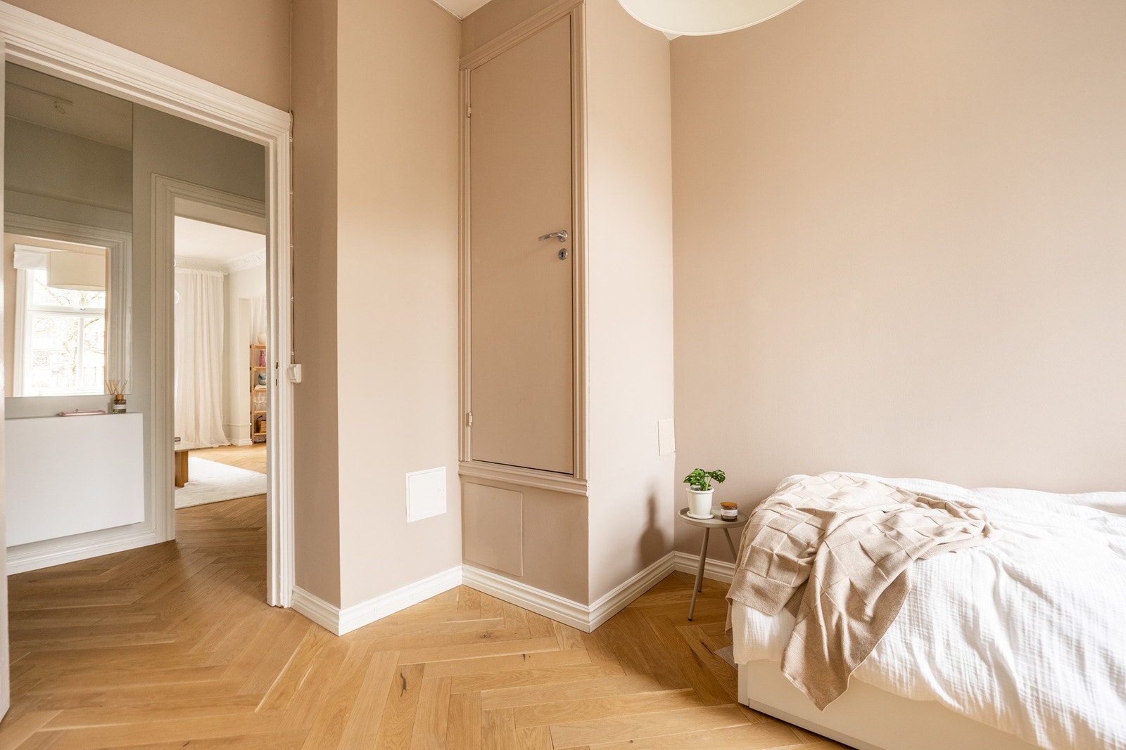 Om våren/sommeren er det fantastisk å nyte utsikten til den blomstrende bakgården. Galleribilde