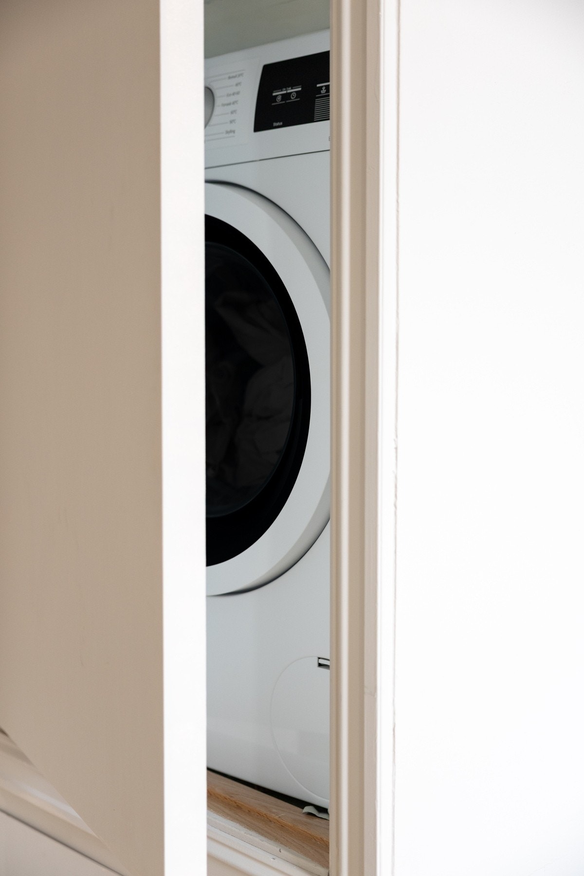 Opplegg for vaskemaskin på soverom. Galleribilde