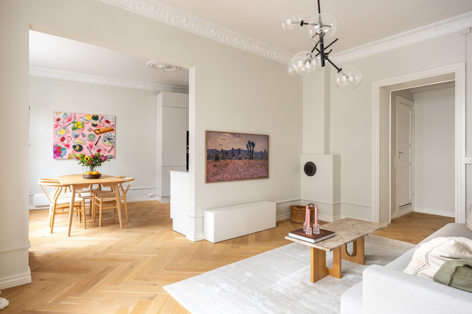 Leiligheten har en praktisk delvis separat stue- og kjøkkenløsning. Galleribilde