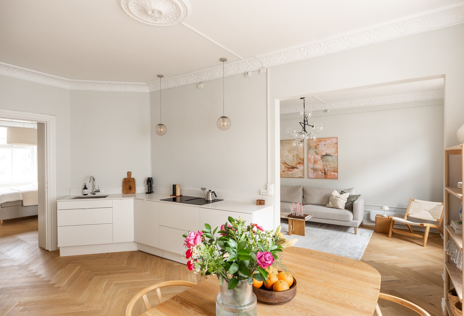 Stilrent kjøkken fra 2021 med glatte fronter og benkeplate i stein/kompositt. Galleribilde