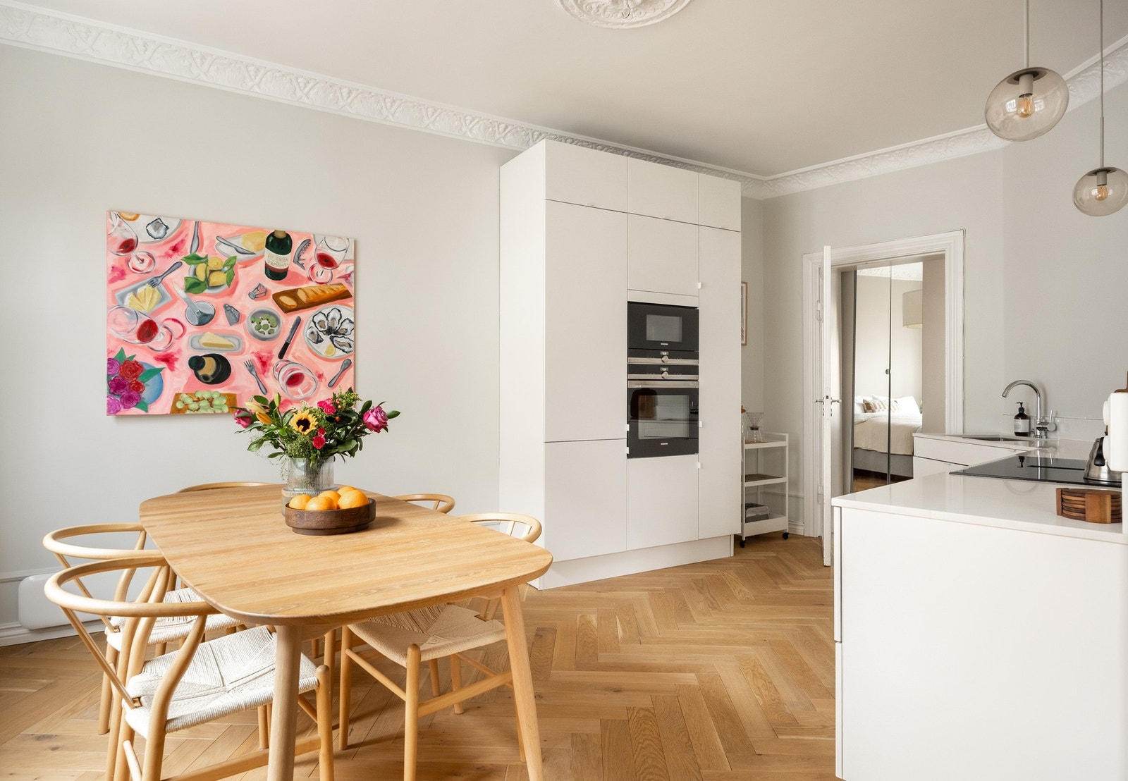 Kjøkkenet er en hyggelig sosial sone med spisebord rett ved. Galleribilde