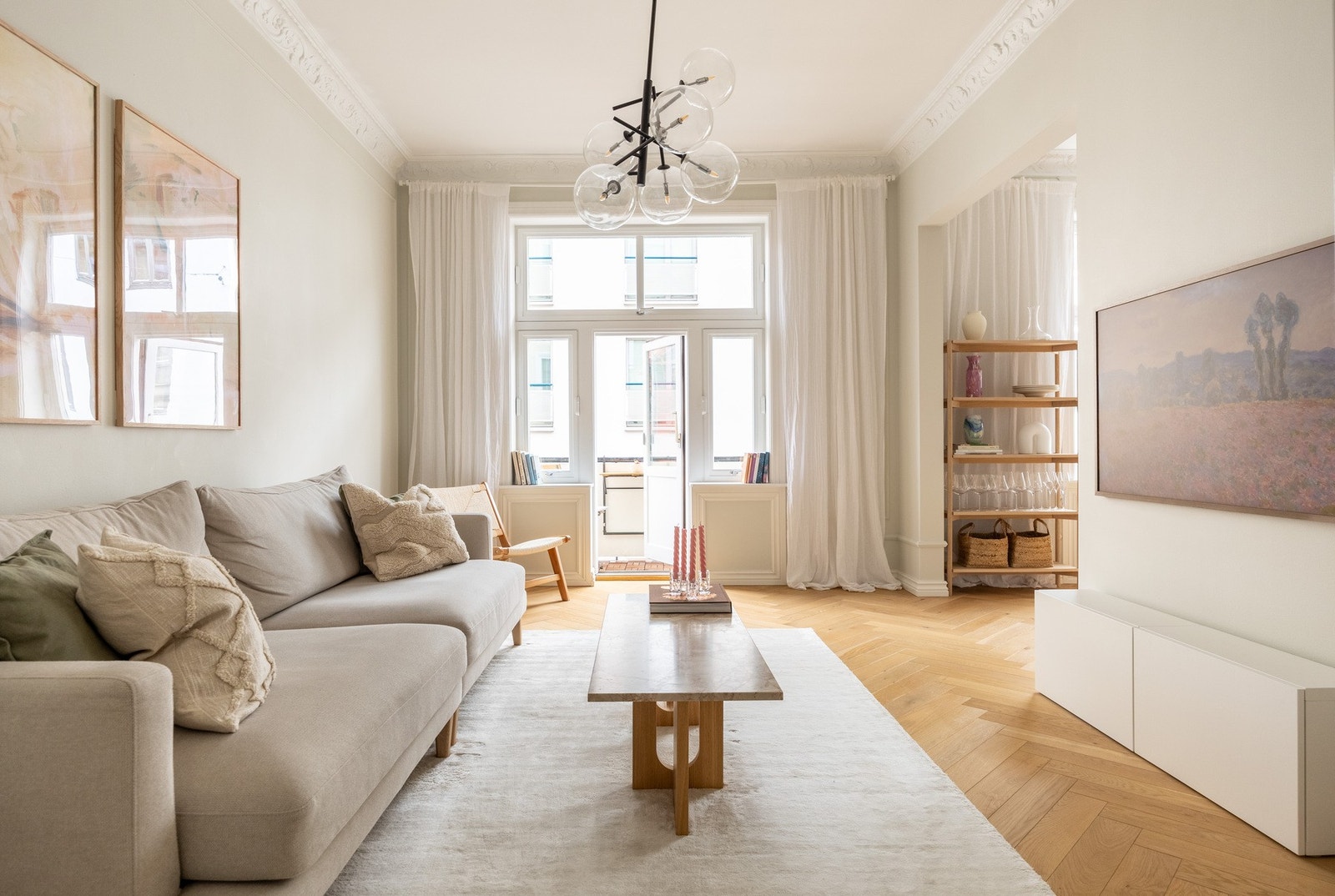 Flere attraktive kvaliteter, med effektiv planløsning, klassiske detaljer og en tilbaketrukket beliggenhet med flott balkong. Galleribilde