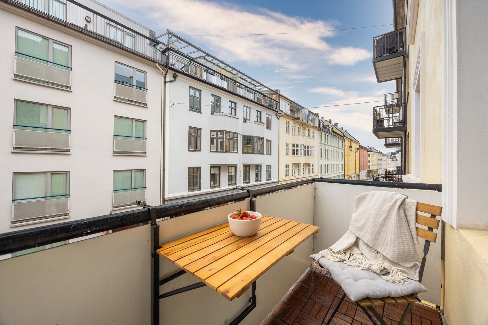 Utgang fra stue/kjøkken til hyggelig balkong vendt mot rolige omgivelser. Galleribilde