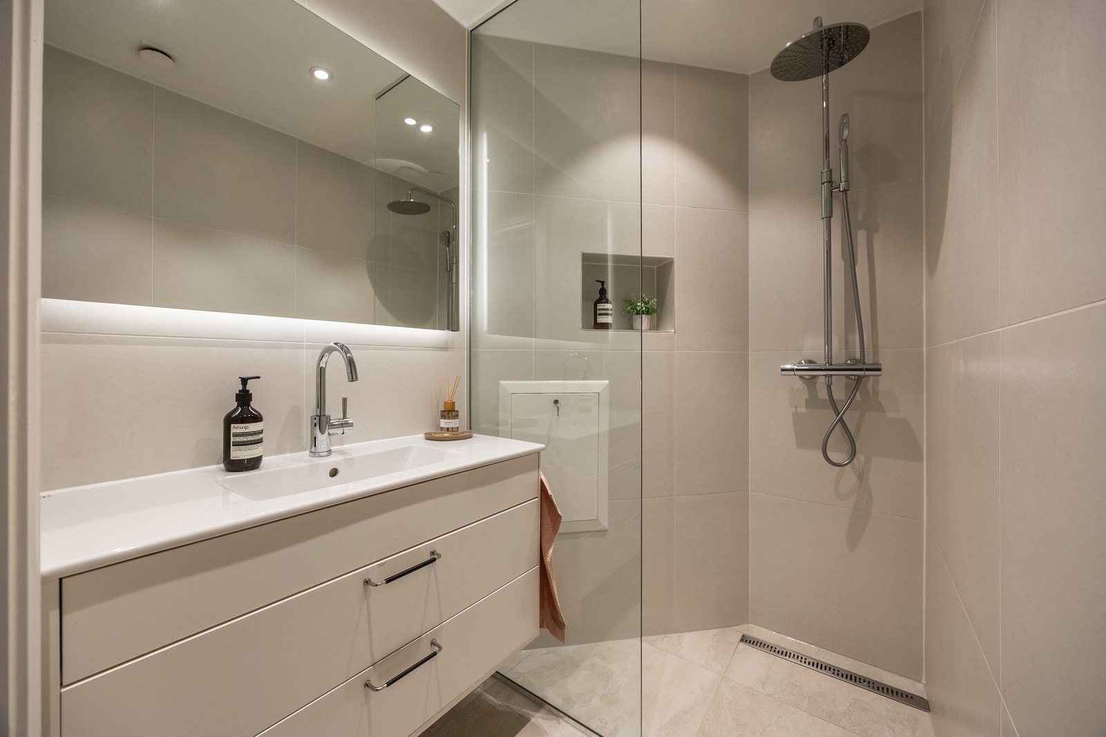 Lunt og tidløst baderom fra 2021 med praktiske løsninger. Galleribilde