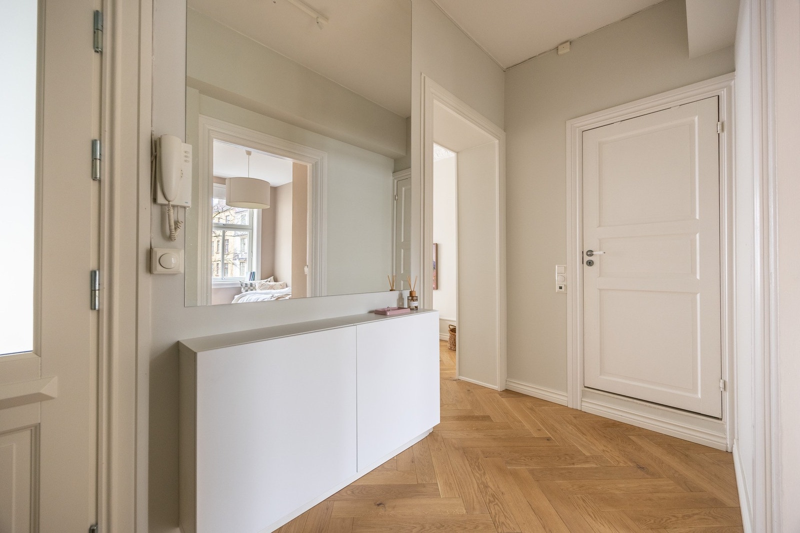 Her blir man ønsket velkommen til en romslig entré med plass til oppheng av yttertøy. Galleribilde