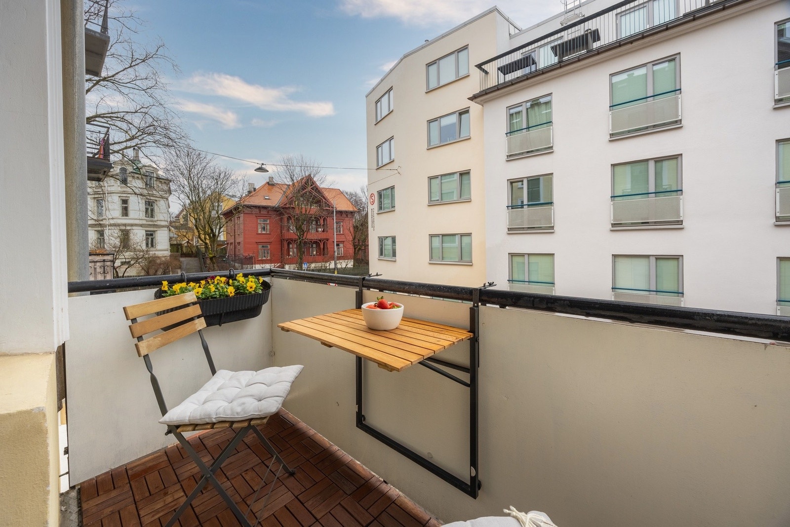 Balkongen har flott morgensol frem til cirka kl. 15:30. Galleribilde