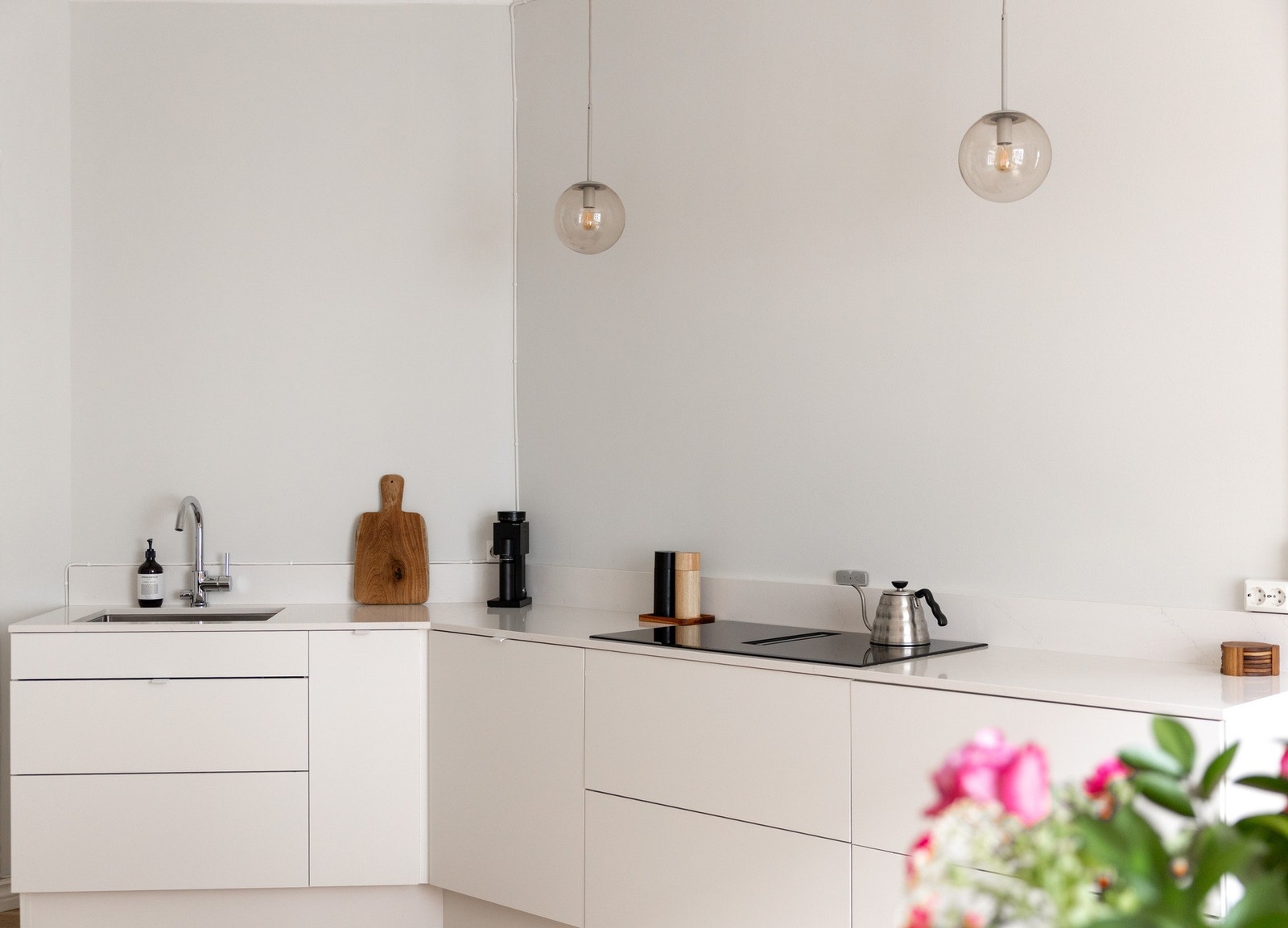 Tidløst kjøkken med integrerte hvitevarer. Galleribilde