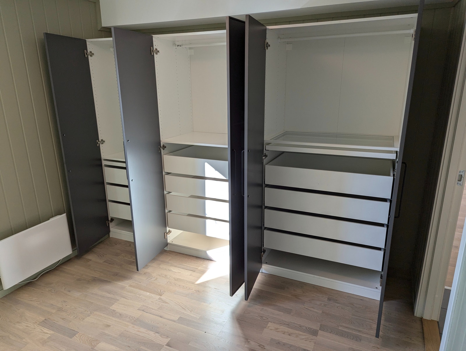 PAX-garderobeløsning fra Ikea med skuffer og opphengstenger Galleribilde