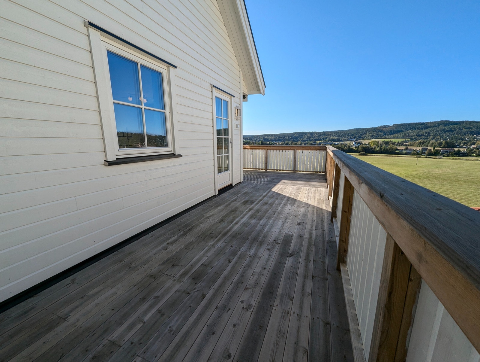 Romslig terrasse på ca 21 m2 Galleribilde