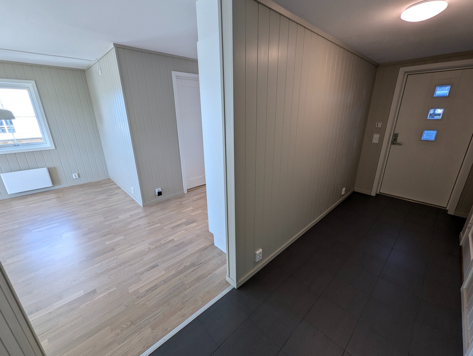 Fra entreen har man tilgang til bod, bad, hovedsoverom og stue/kjøkken Galleribilde