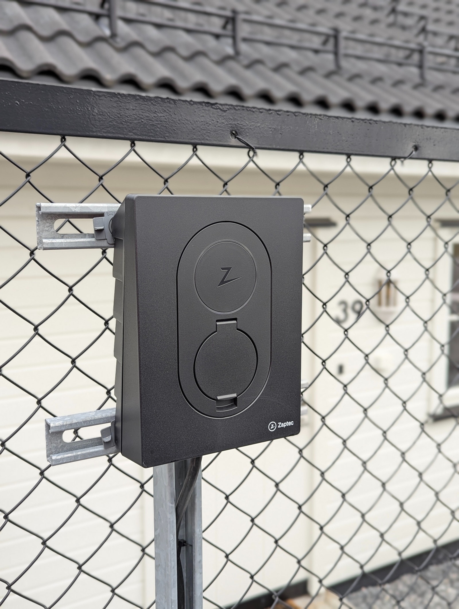 Egen elbillder fra Zaptec. Låses opp med egen nøkkel og brukes med egen type 2 ladekabel (kabel følger ikke med) Galleribilde