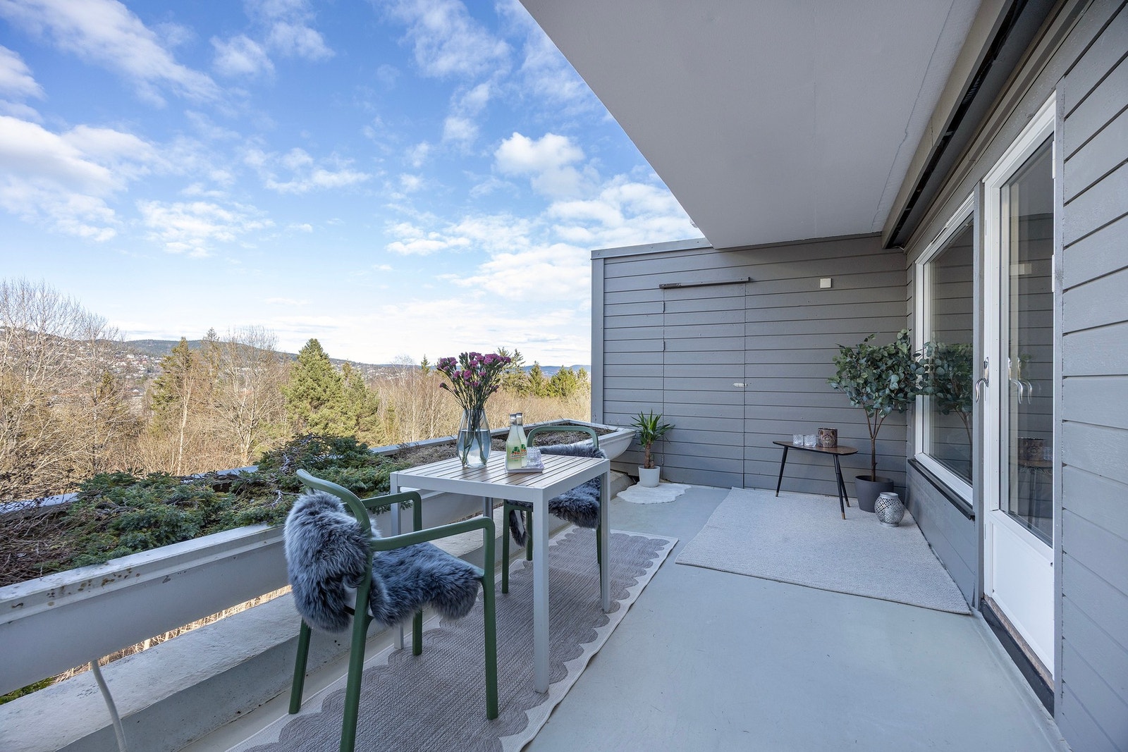 Fra stuen er det utgang til en romslig og skjermet terrasse nr 2 som også har god plass til utemøbler. Galleribilde