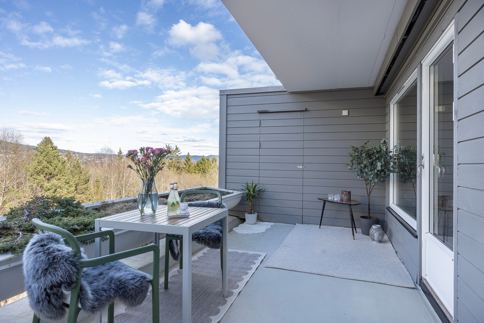 Fra denne terrassen er det også tilgang til en praktisk lagringsbod på 2,5 m2. Galleribilde