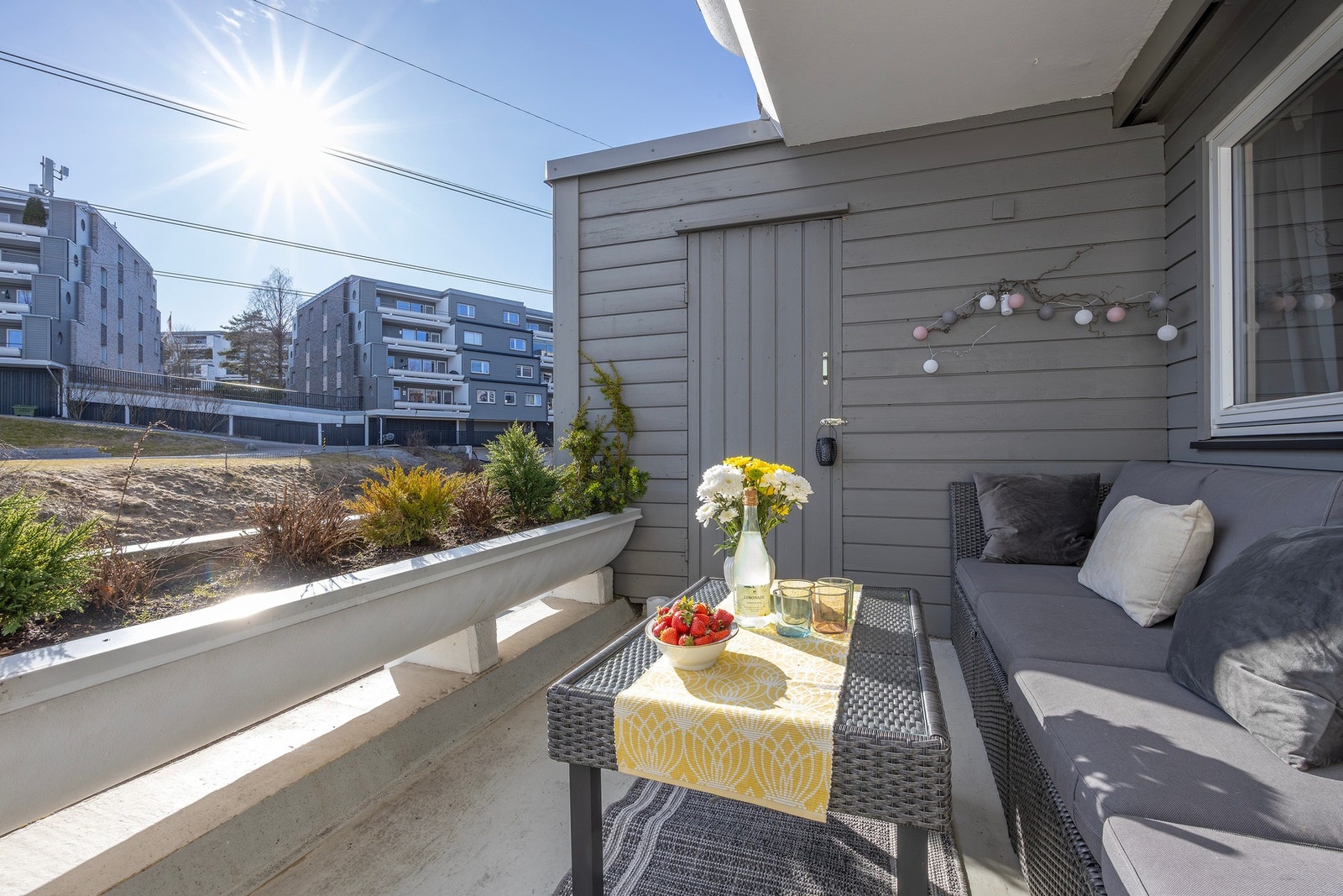 Fra kjøkkenet er det utgang til romslig og flott terrasse på 14 m2 med gode solforhold. Galleribilde