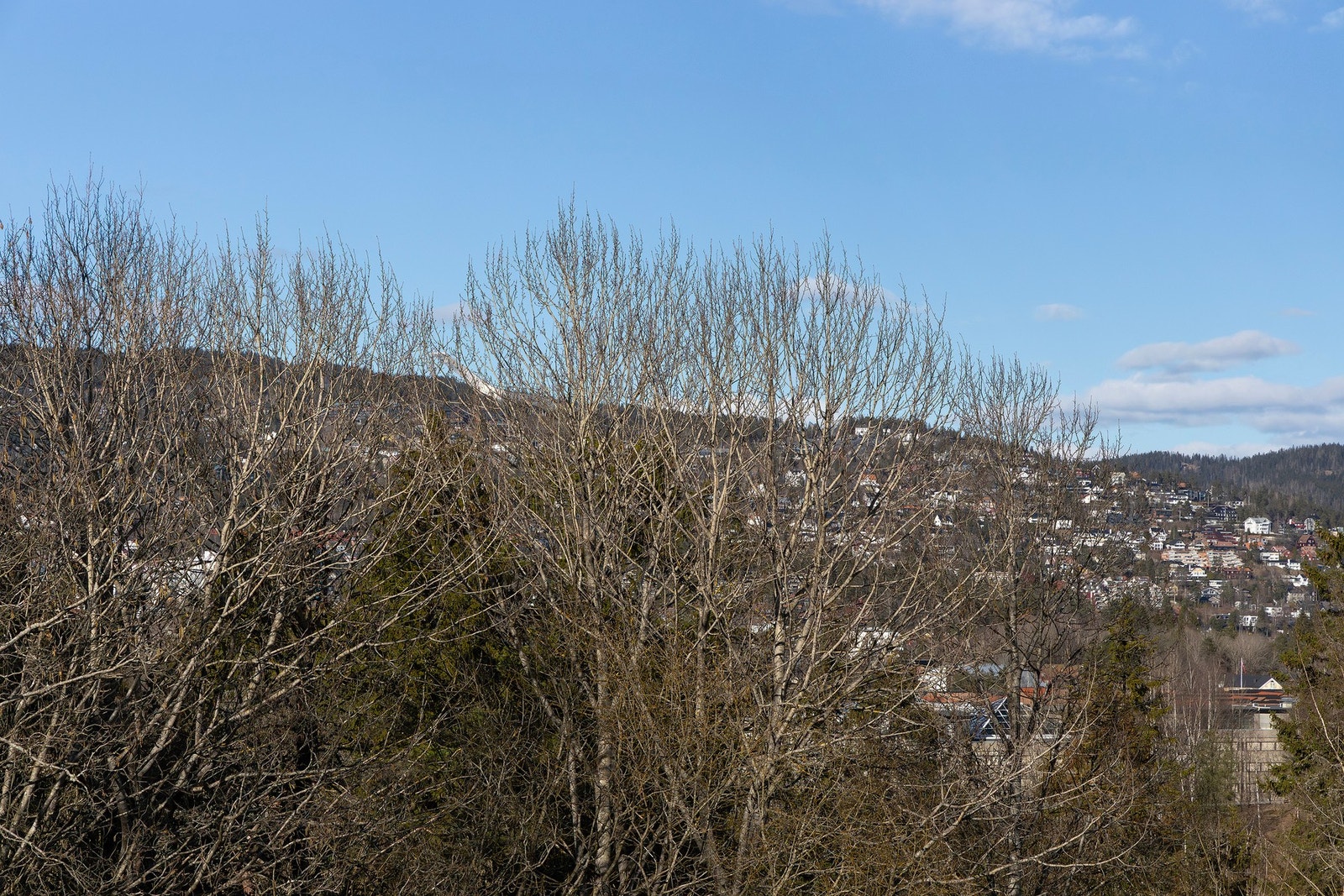 Fra terrassen er det utsikt mot Holmenkollåsen som lyser opp om kvelden. Galleribilde
