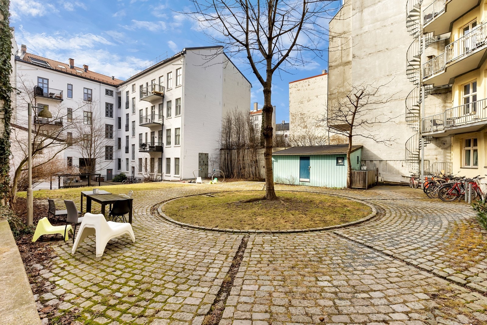 Bakgård. Galleribilde