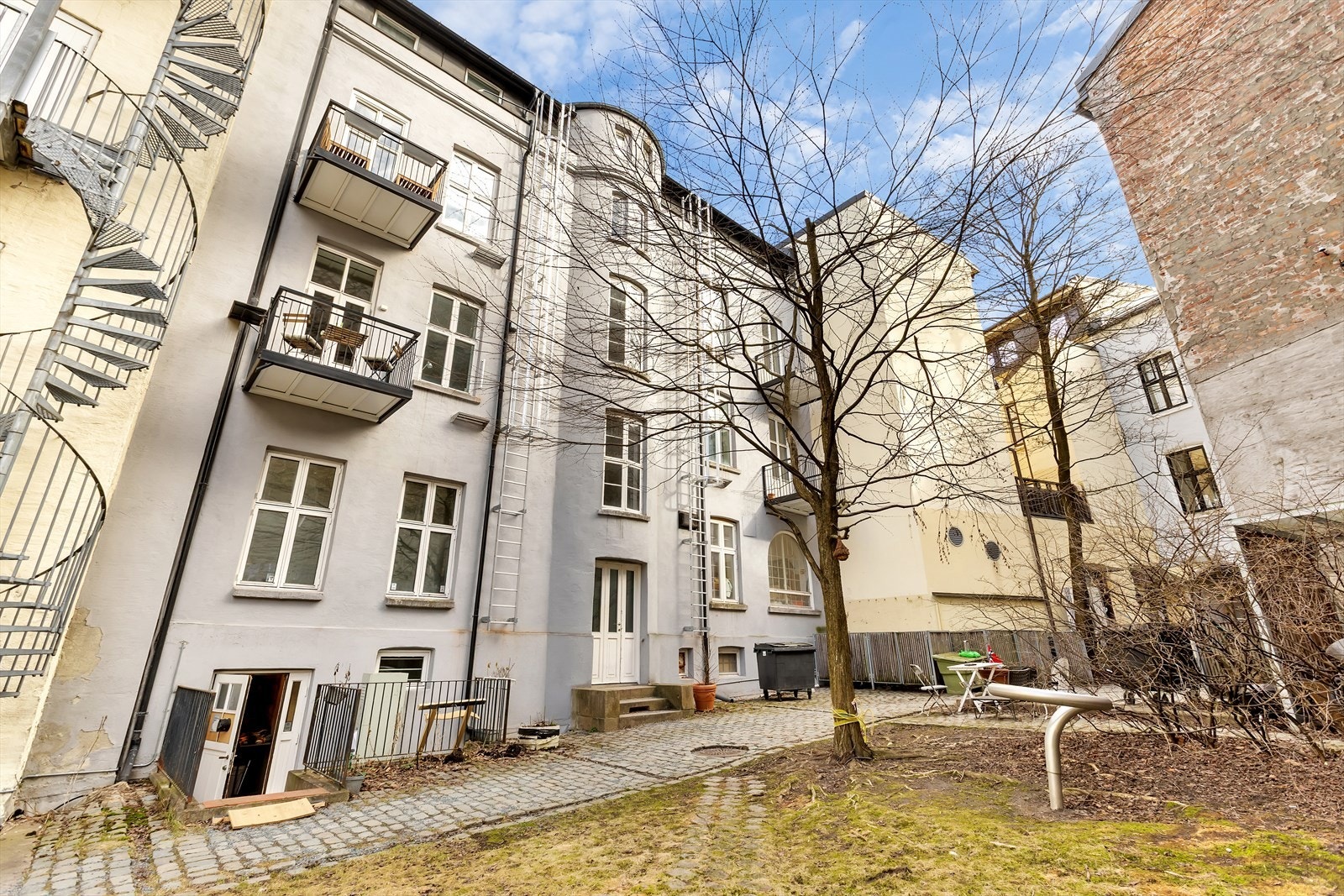 Bakgård. Galleribilde