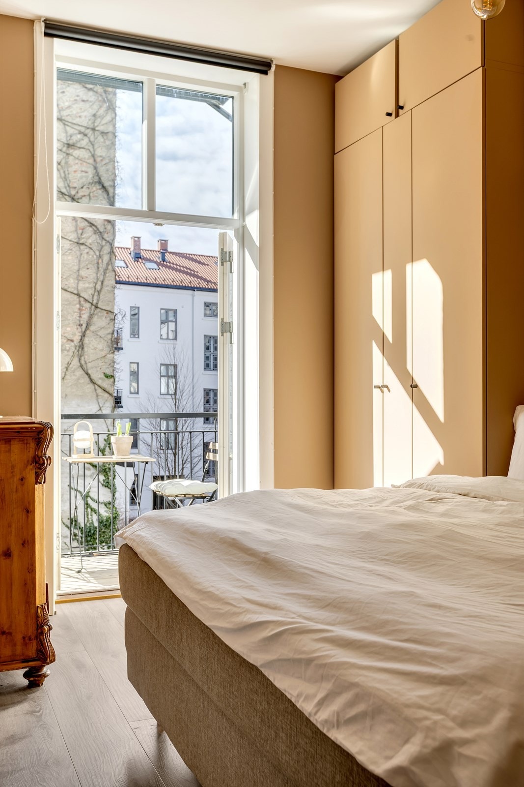 Store vindusflater slipper inn rikelig med naturlig lys og skaper en luftig atmosfære. Galleribilde
