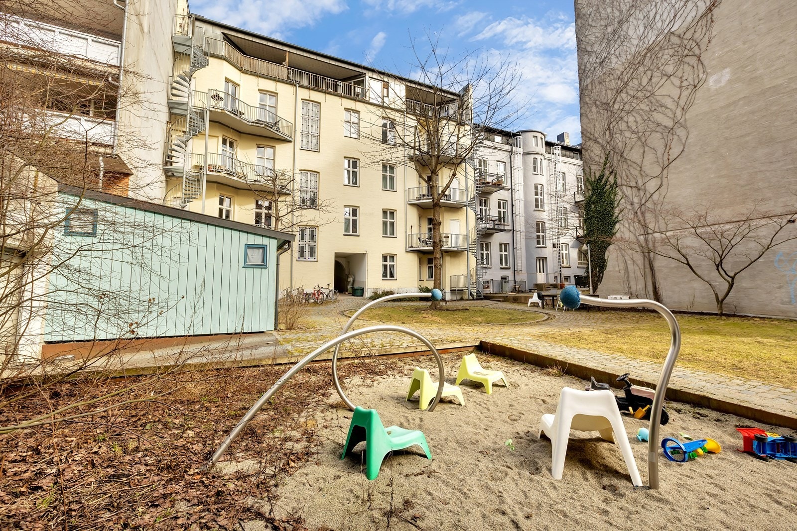 Bakgård. Galleribilde