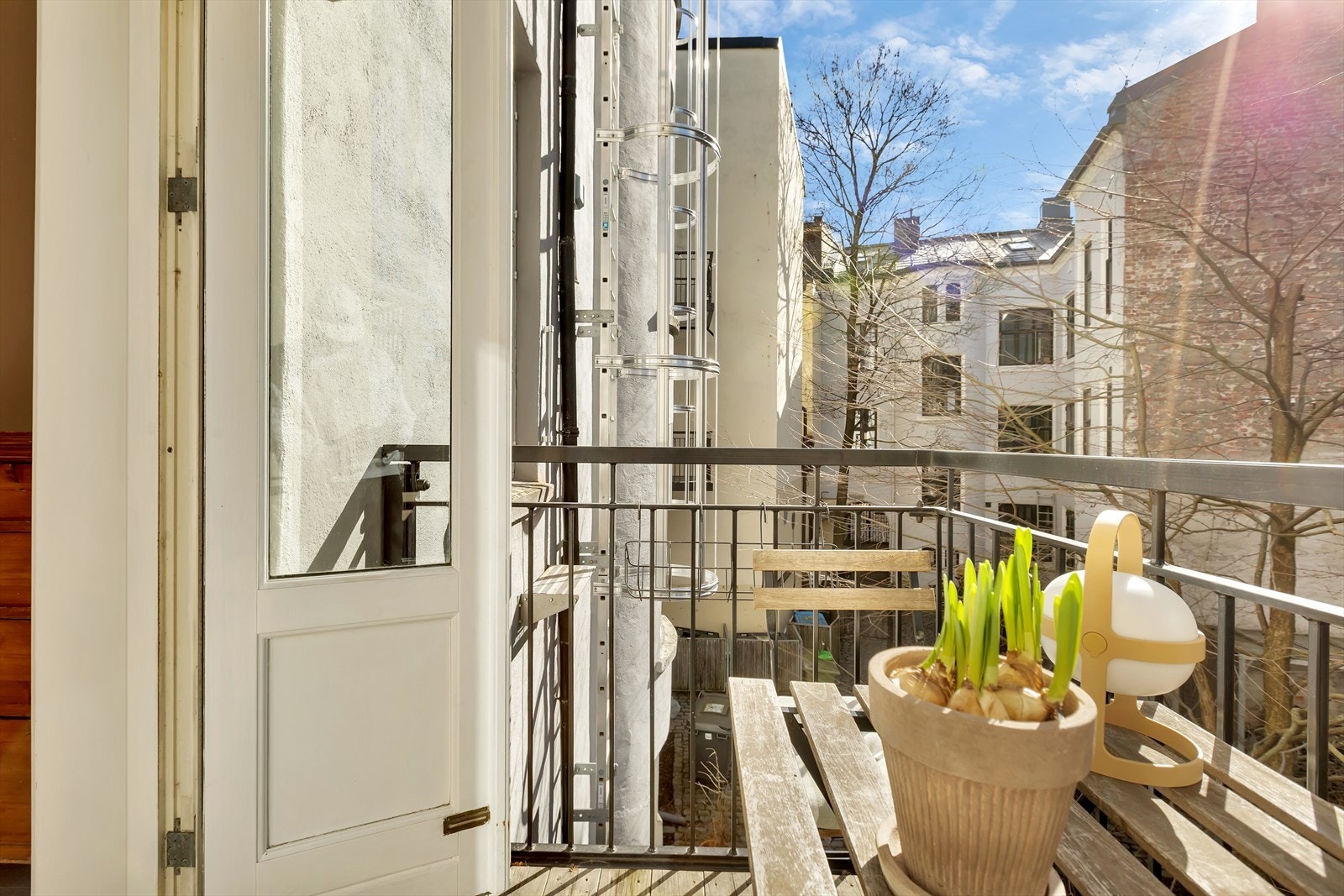 Fra soverommet er det utgang til en koselig balkong på ca. 3 kvm med terrassebord. Galleribilde