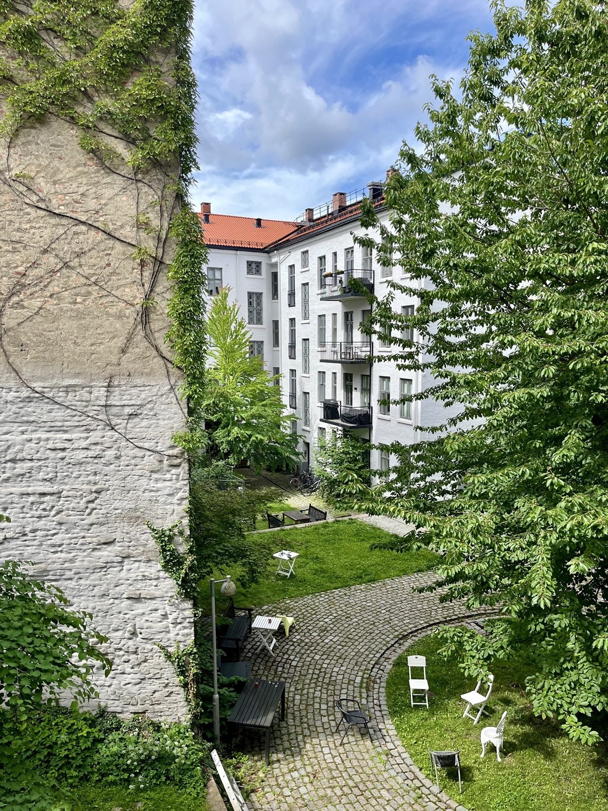 Herlig grønn og frodig utsyn fra balkongen. Galleribilde